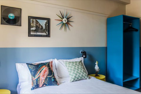 Darlo Bar At The Royal Sovereign Hotel - Darwin Holiday 3