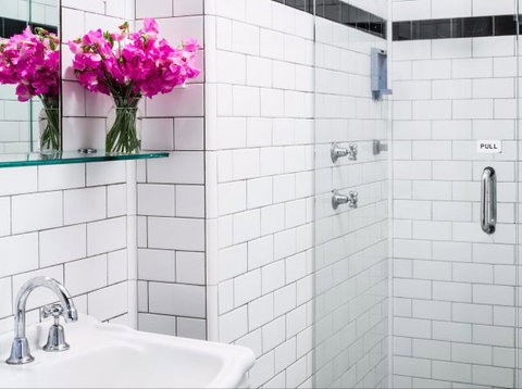 Darlo Bar At The Royal Sovereign Hotel - Darwin Holiday 6