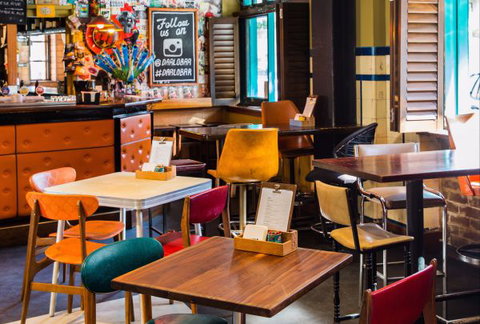 Darlo Bar At The Royal Sovereign Hotel - Darwin Holiday 7