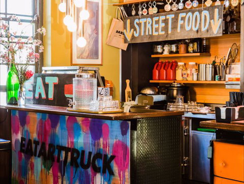 Darlo Bar At The Royal Sovereign Hotel - Darwin Holiday 8