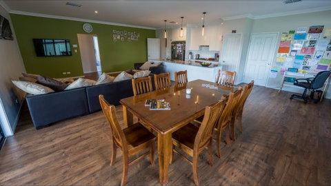 Barossa Family Holiday Home - Darwin Holiday 5