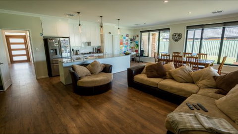 Barossa Family Holiday Home - Darwin Holiday 8