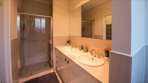 Barossa Family Holiday Home - Darwin Holiday 9