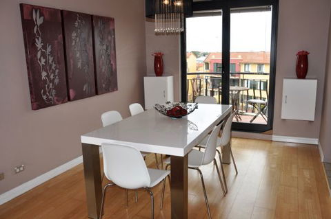 Best Apartment In The Heart Of Sydney’s Little Italy - Darwin Holiday 3