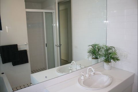 BTU Cottage Nowra Hill - Darwin Holiday 6