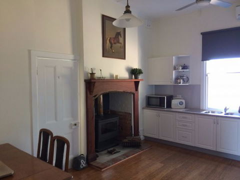 Corryong Holiday Cottages - Sportsview - Darwin Holiday 1