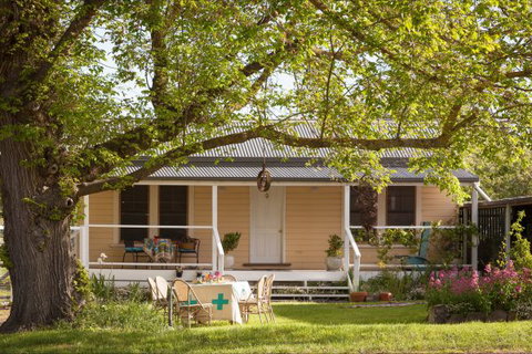 Flop House - Darwin Holiday 8