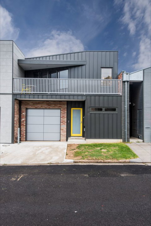 The Bright House - Darwin Holiday 6