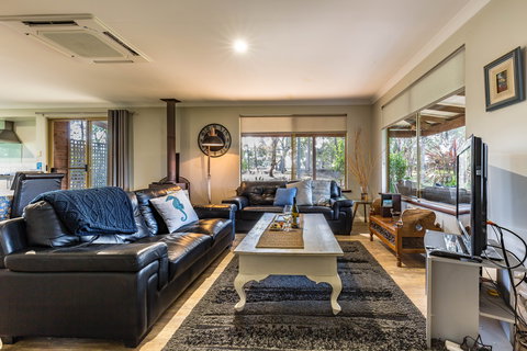 Bettenay's Lakeside Chalets And Luxury Spa Apartment - Darwin Holiday 6