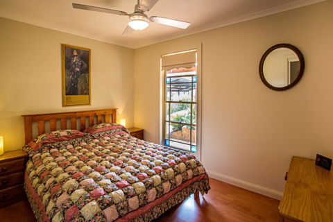 Coach House Hill Cottage - Darwin Holiday 3