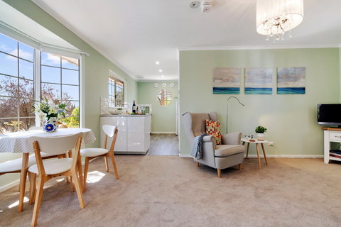 'In The Vines' Guest Cottage - Darwin Holiday 3