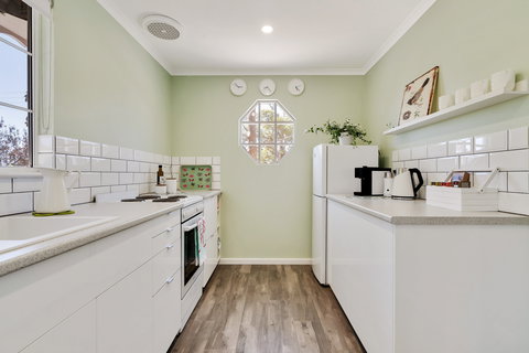 'In The Vines' Guest Cottage - Darwin Holiday 4