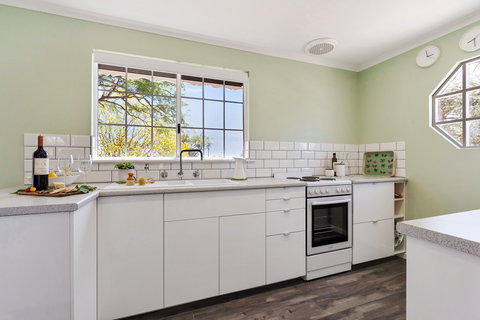 'In The Vines' Guest Cottage - Darwin Holiday 5