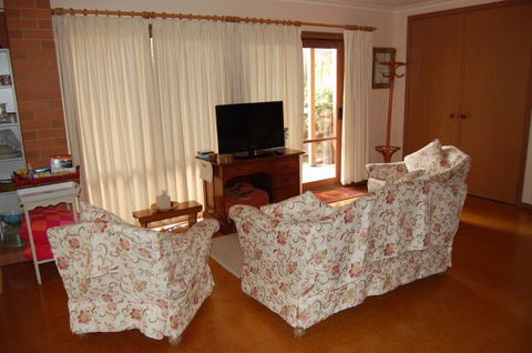 Gisborne BnB Peonies And Pomegranates  - Darwin Holiday 4