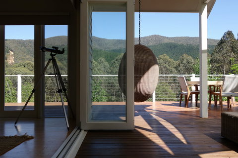 The Evening Star - Darwin Holiday 0