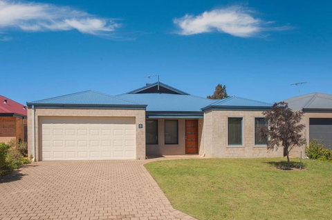 AcrosstheWay - Darwin Holiday 0