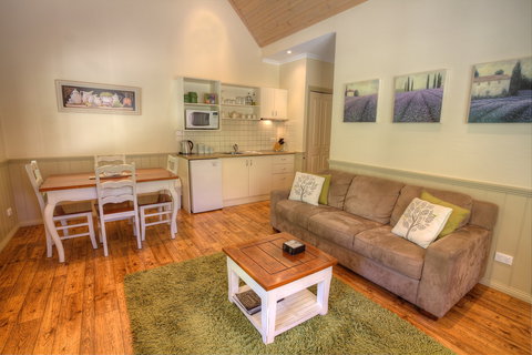 Autumn Affair Cottage 7 - Darwin Holiday 1