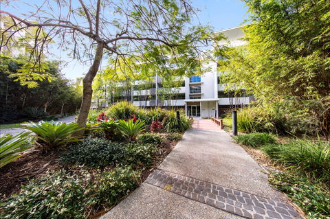 Oaks Brisbane Mews Suites - Darwin Holiday 0