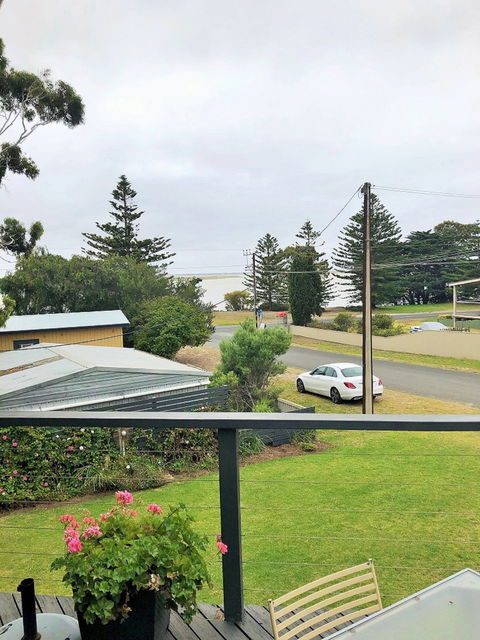 3 Madsen - Darwin Holiday 0