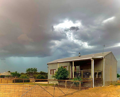 Redwing Farm Barn - Darwin Holiday 1