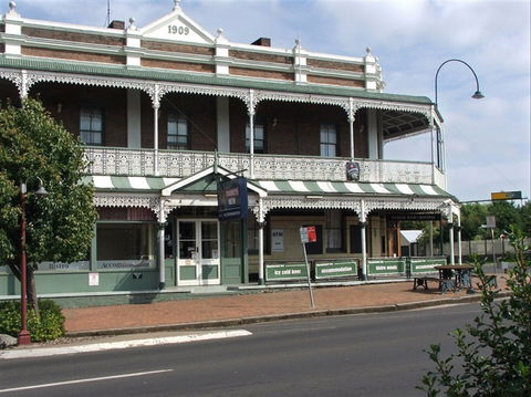 Thunderbolt Inn (aka The Bottom Pub!) - Darwin Holiday 0