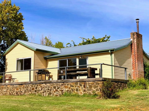 Adelong Valley Farm Stays - Moorallie Cottage - Darwin Holiday 1