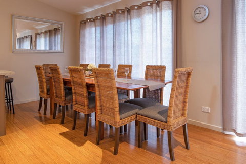 Khione 1 - Darwin Holiday 0