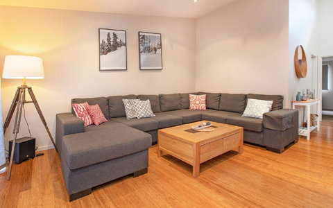 Khione 1 - Darwin Holiday 1