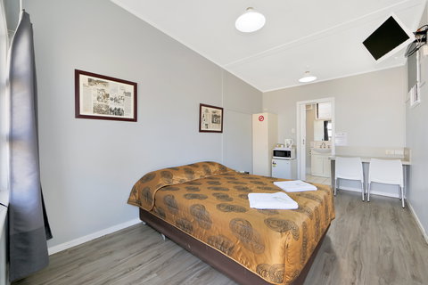 Ned Kelly's Motel - Darwin Holiday 1