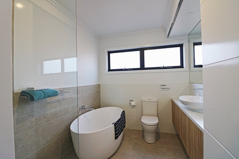 The Shore Break - Darwin Holiday 0