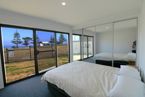 The Shore Break - Darwin Holiday 1