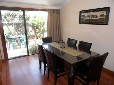 Adelaide Serviced Accommodation - Archer Townhouse - Darwin Holiday 1