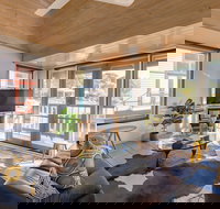 dlux  escape  Lorne - Darwin Holiday