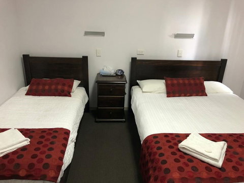 Minlaton Hotel - Darwin Holiday 2