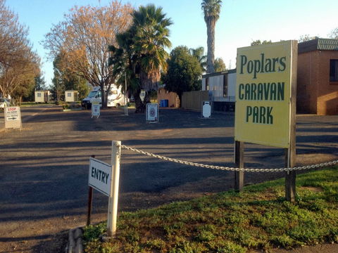 Poplars Caravan Park - Open For Essential Travel Only - Darwin Holiday 1