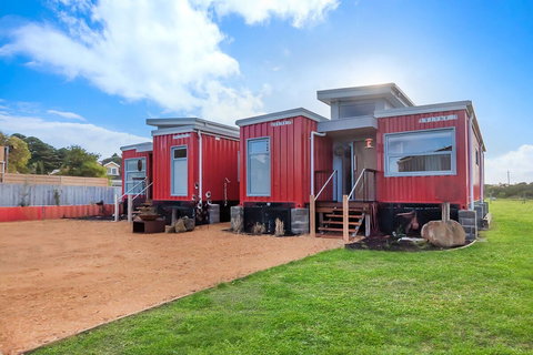 Retro River Rest Luxury Shipping Container House - Darwin Holiday 0