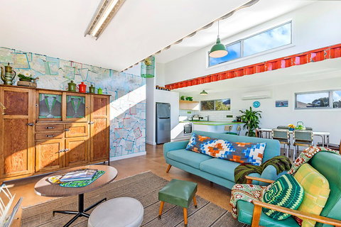 Retro River Rest Luxury Shipping Container House - Darwin Holiday 2