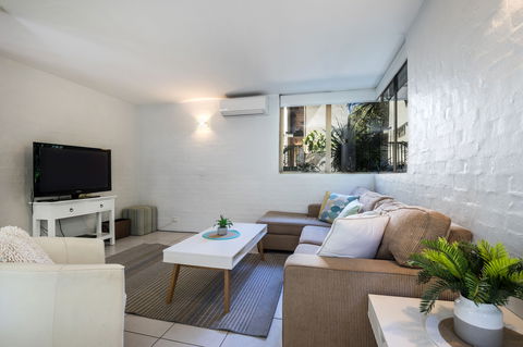 Saks On Hastings - Darwin Holiday 1