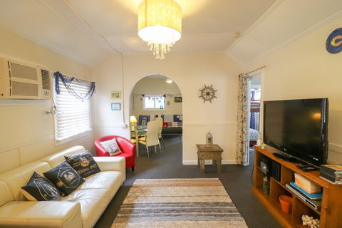 The Broken Oar - Darwin Holiday 2