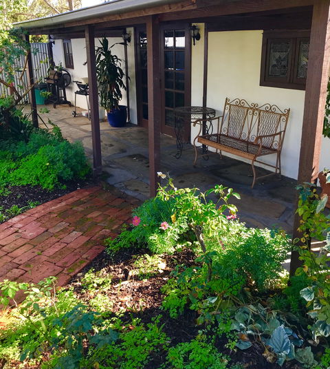 3 Divas Accommodation - The Moscato Cottage - Darwin Holiday 0