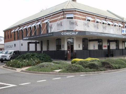 Cow And Calf Hotel - Darwin Holiday 2