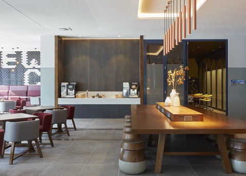 Holiday Inn Express Newcastle - Darwin Holiday 1