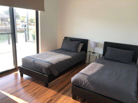 Port Bouvard Retreat - Large Family Friendly Canal Home With Private Jetty - Darwin Holiday 2
