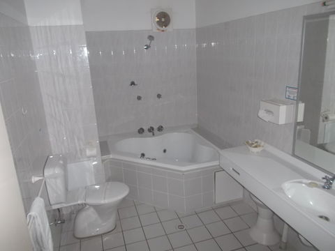 Ulladulla Harbour Motel,  Another Sinclair's Property - Darwin Holiday 1