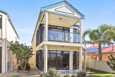 63 Franklin Parade - Darwin Holiday 1