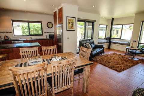 Avignon In Bright - Darwin Holiday 1