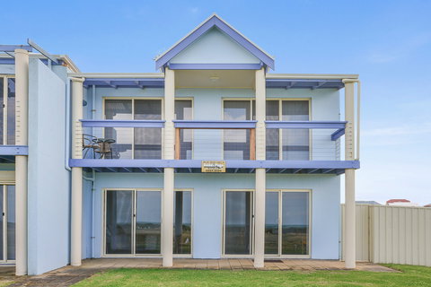 Blue Seas - Darwin Holiday 0