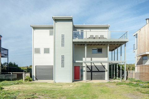 High Dune - Darwin Holiday 0