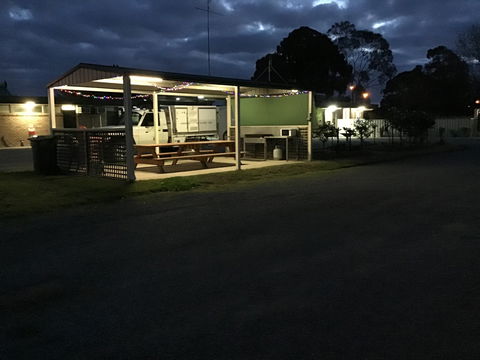 Jerilderie Motel And Caravan Park - Darwin Holiday 1