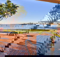 Lakefront Simplicity - Darwin Holiday